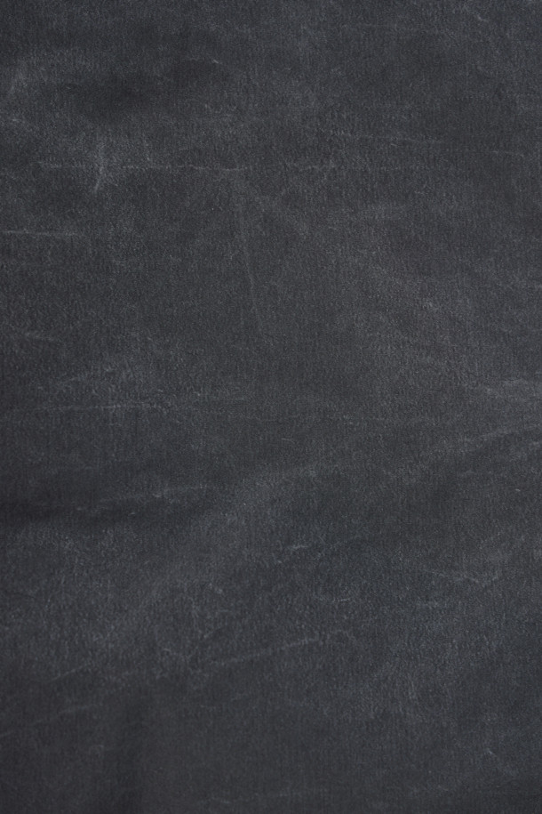 네이비 컬러의 남성용 피그먼트 워싱 다운 사파리입니다. 겨울철 보온과 방풍 기능을 갖춘 두꺼운 두께의 아우터로, 캐주얼, 미니멀, 클래식 스타일을 연출하기 좋습니다. 허리 스트링과 니트 소매 배색, 가슴 포켓, B로고 와펜 등의 디테일이 돋보이며, 머스코비덕 다운 충전재(솜털:깃털=80:20)를 사용하여 보온성을 높였습니다. 피그먼트 워싱 가공으로 특유의 은은한 멋을 더했고, 지퍼와 스냅으로 여밈 방식을 갖춰 편안하게 착용 가능합니다. 출근룩과 여행룩 모두 활용할 수 있는 실용적인 아이템입니다.
