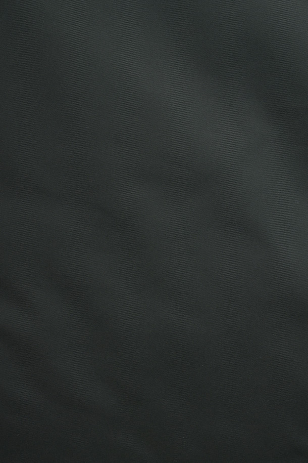 [이노버] 베이직 3-way 다운 코트는 남성 고객을 위한 겨울철 필수 아이템입니다. 비즈니스 캐주얼 및 출근룩에 적합하며, 베이직하고 캐주얼한 스타일을 연출합니다. 허벅지 기장의 레귤러핏 블랙 컬러 다운 코트로, 부드러운 촉감의 폴리에스터 및 나일론 혼방 소재로 제작되었습니다. 보온성을 위한 두꺼운 두께감과 긴 소매, 지퍼 여밈 방식이 특징이며, 3-way 타입으로 내피 분리가 가능합니다. 머스코비덕 다운 충전재(솜털:깃털=80:20)와 코듀로이 배색, 내피 안감 뉴욕 지도 프린팅으로 디자인의 완성도를 높였습니다.
