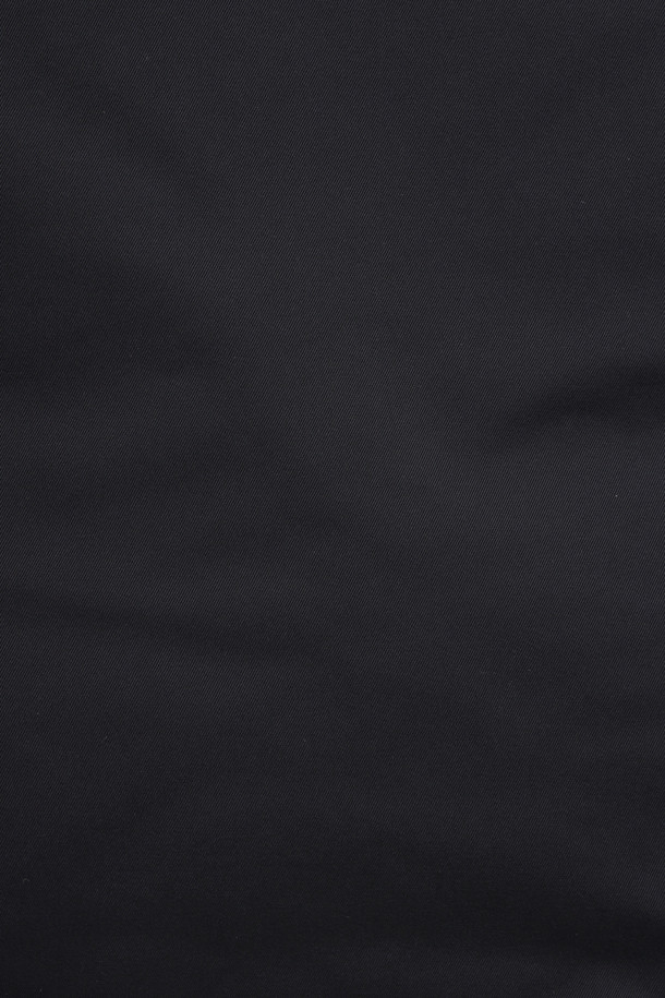 [이노버] 베이직 3-way 다운 코트는 남성 고객을 위한 겨울철 필수 아이템입니다. 비즈니스 캐주얼 및 출근룩에 적합하며, 베이직하고 캐주얼한 스타일을 연출합니다. 허벅지 기장의 레귤러핏으로 제작되었으며, 버튼 여밈 방식과 긴 소매가 특징입니다. 내피 분리가 가능한 3-way 다운 코트로, 머스코비덕 다운 충전재(솜털:깃털=80:20)와 코듀로이 배색, 뉴욕 지도 프린팅 안감으로 고급스러움을 더했습니다. 폴리에스테르와 나일론 혼방 소재로 제작되어 보온성과 내구성을 동시에 갖춘 두꺼운 두께감의 다운 코트입니다.
