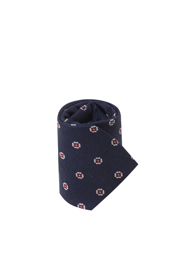 네이비 컬러의 남성용 [지퍼] 올오버 빅패턴 타이는 사계절용으로, 클래식과 미니멀 스타일을 선호하는 남성에게 적합합니다. 폴리에스테르 소재로 제작되어 부드러운 촉감을 자랑하며, 오피스룩, 비즈니스 캐주얼, 회의룩 등 TPO에 맞춰 폭넓게 활용할 수 있습니다. 플라워 패턴의 올오버 빅 패턴 디자인이 돋보이며, 간편한 지퍼형 여밈 방식으로 제작되었습니다. 레귤러 핏으로 단정하며, 이면 로고 루프 디테일이 은은한 포인트를 더합니다.
