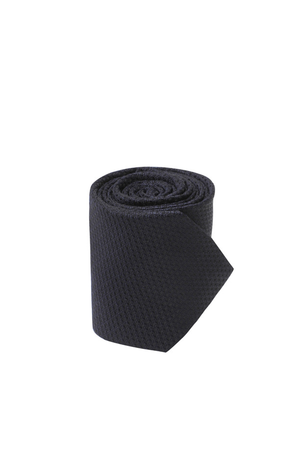 세련된 남성 스타일을 완성하는 솔리드 다크네이비 타이입니다. 100% 실크 소재로 제작되어 부드러운 촉감과 은은한 광택을 자랑합니다. 정장, 비즈니스 캐주얼, 모임룩 등 다양한 TPO에 활용 가능하며, 클래식, 미니멀, 시크 스타일을 연출하기에 좋습니다. 다크네이비 컬러의 무지 디자인은 어떤 셔츠와도 잘 어울립니다. 뒷면에는 로고 자수 루프 디테일이 더해져 고급스러움을 더했습니다.
