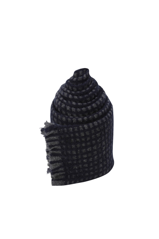 네이비와 그레이 컬러 양면으로 활용 가능한 우븐 방모 머플러입니다. 베이비울 소재로 제작되어 겨울철 포근한 착용감을 선사하며, 클래식한 체크 패턴이 돋보입니다. 일상 및 출근룩에 모두 잘 어울리는 미니멀하고 세련된 스타일을 연출할 수 있습니다. 잔수술 디테일이 포인트로, 보온성을 높여주는 실용적인 아이템입니다. 리버서블 디자인으로 다양한 스타일을 연출할 수 있습니다.
