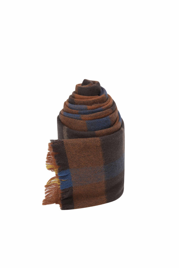 부드러운 촉감의 베이비울 100% 소재로 제작된 우븐 방모 머플러 (브라운 체크)입니다. 겨울철 클래식하고 미니멀한 데일리룩에 매치하기 좋은 아이템입니다. 따뜻한 보온성을 제공하며, 브라운과 블루 컬러의 조화로운 체크 패턴이 돋보입니다. 촘촘한 짜임과 테두리 잔수술 디테일이 고급스러운 분위기를 더합니다. 추운 날씨에도 스타일을 놓치지 않도록 포근하게 감싸주세요.
