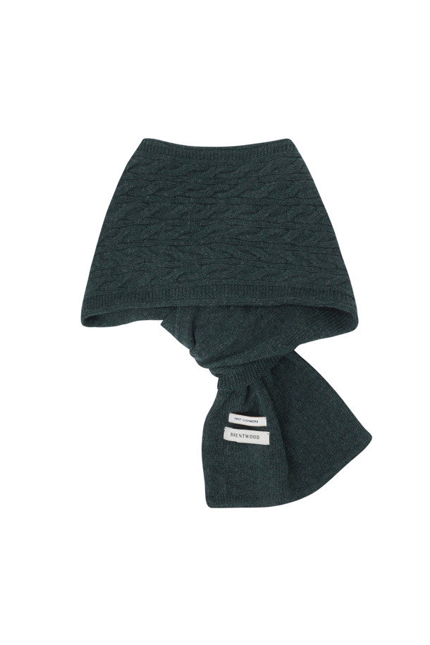 부드러운 울과 캐시미어 혼방 소재로 제작된 블랙 컬러의 케이블 니트 머플러입니다. 겨울철 추위를 효과적으로 막아주는 두꺼운 두께감과 뛰어난 보온성을 자랑하며, 일상 및 출근룩에 모두 잘 어울립니다. 클래식하고 캐주얼한 스타일을 연출하기 좋으며, 미니멀한 디자인으로 어떤 옷에도 쉽게 매치할 수 있습니다. 부드러운 촉감과 테두리 마감 처리로 고급스러움을 더했습니다.
