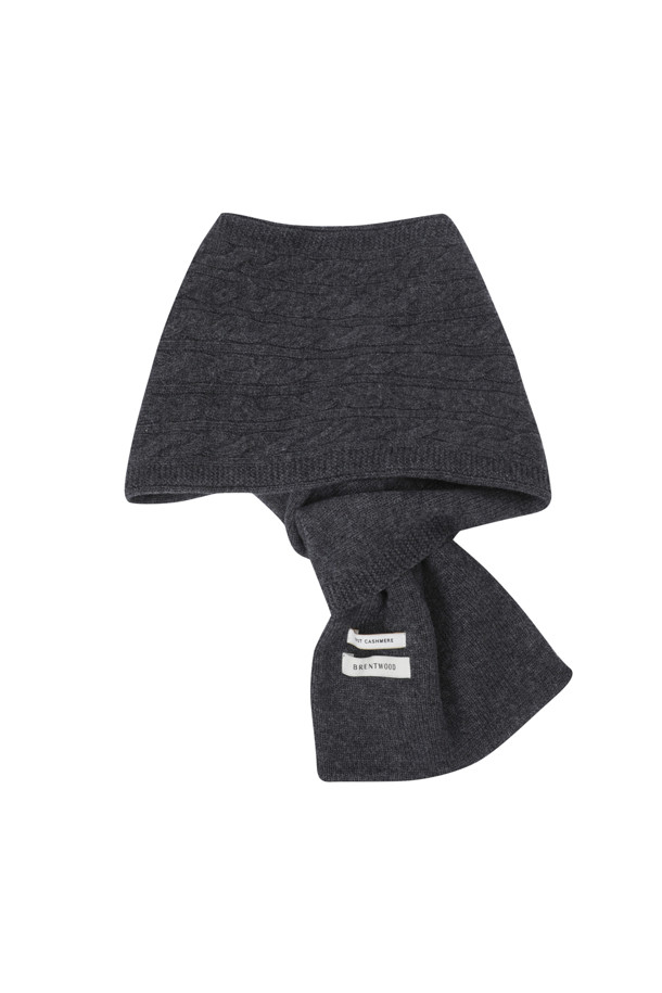 부드러운 울과 캐시미어 혼방 소재로 제작된 케이블 니트 머플러입니다. 포근하고 따뜻한 두께감으로 겨울철 보온성을 높여주며, 심플한 테두리 마감으로 깔끔한 디자인을 완성했습니다. 차분하고 세련된 그레이 컬러가 어떤 스타일에도 잘 어울리며, 캐주얼, 클래식, 미니멀 룩에 모두 활용 가능합니다. 출근룩과 모임룩 등 다양한 TPO에 매치하여 포근하고 스타일리시한 겨울 스타일을 연출해보세요.
