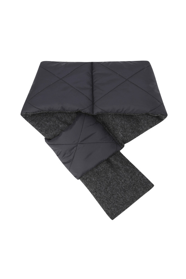 겨울철 보온성을 책임지는 퀼팅 (Quilting) 패딩 머플러입니다. 넉넉한 두께감과 웰론 충전재를 사용하여 추운 날씨에도 따뜻하게 착용할 수 있습니다. 블랙 컬러의 베이직한 디자인으로 어떤 스타일에도 쉽게 매치할 수 있으며, 퀼팅 디테일이 은은한 포인트를 더합니다. 가볍고 부드러운 폴리에스테르 소재로 제작되어 편안한 착용감을 선사하며, 겨울 데일리룩, 산책룩, 여행룩 등 다양한 TPO에 활용하기 좋습니다. 미니멀, 캐주얼, 클래식 스타일을 즐겨 입는 분들께 추천합니다.
