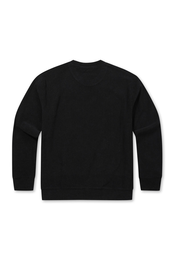 [페트리코] 웨일 조직 스웻셔츠는 초겨울부터 겨울까지 따뜻하게 입을 수 있는 베이직 스타일의 스웻셔츠입니다. 부드러운 촉감의 웨일 조직 소재에 레귤러핏으로 제작되어 편안한 착용감을 선사합니다. 블랙 컬러의 무지 디자인으로 어떤 스타일에도 잘 어울리며, 넥 안쪽 스트라이프 테이프 디테일과 밑단 및 소매단의 더블 공정 마감으로 완성도를 높였습니다. 좌측 하단 로고 포인트 라벨이 은은한 포인트를 더하며, 신축성이 좋아 활동성이 뛰어나고 비침 걱정 없이 착용 가능합니다. 겨울 데일리룩, 집콕룩, 산책룩 등 다양한 TPO에 미니멀, 캐주얼, 클래식 스타일로 활용하기 좋습니다.
