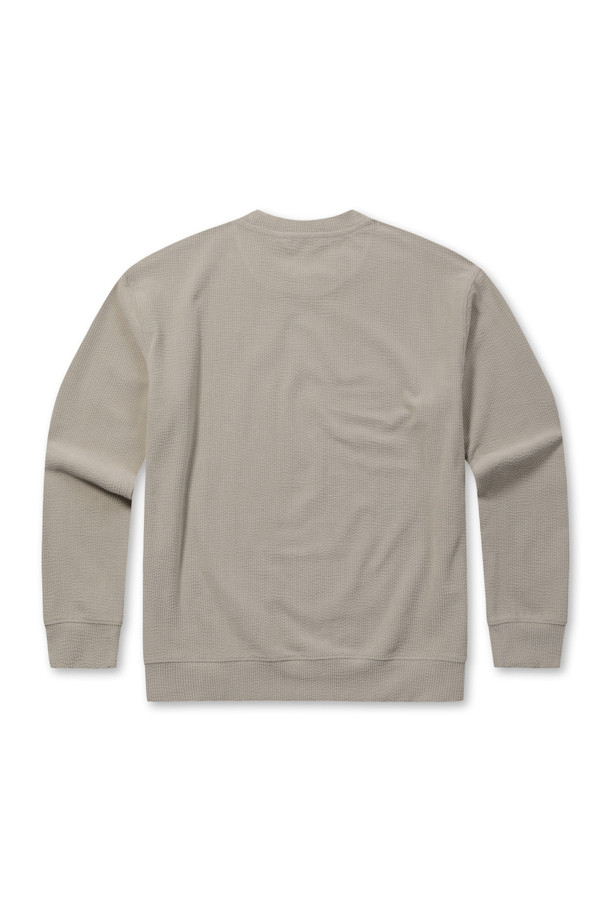 [페트리코] 웨일 조직 스웻셔츠는 부드러운 촉감의 웨일 조직 소재로 제작되어 초겨울부터 겨울까지 따뜻하게 착용할 수 있습니다. 베이직 스타일의 무지 디자인에 레귤러핏과 라운드넥으로 편안한 착용감을 제공하며, 넥 안쪽 스트라이프 테이프 디테일로 포인트를 더했습니다. 밑단과 소매단은 더블 공정으로 마감하여 내구성을 높였으며, 좌측 하단 로고 라벨로 [페트리코]만의 감성을 담았습니다. 신축성이 뛰어나 활동성이 좋고 비침 걱정 없이 겨울 데일리룩, 집콕룩, 산책룩 등 다양한 TPO에 미니멀, 클래식, 캐주얼 스타일로 연출하기 좋습니다.
