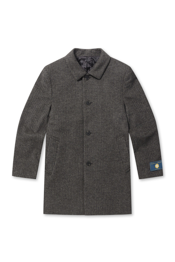 울과 캐시미어 블렌디드 소재로 제작되어 부드러운 촉감과 보온성을 자랑하는 하프 코트입니다. 겨울철 일상, 출근룩, 모임룩에 모두 잘 어울리는 아이템으로, 클래식, 캐주얼, 미니멀 스타일을 연출할 수 있습니다. 베이지, 블랙, 그레이 3가지 컬러로 출시되었으며, 하운드투스, 솔리드, 마이크로 패턴으로 다양한 분위기를 연출할 수 있습니다. 레귤러 핏에 긴 소매 기장으로, 사선 포켓 디자인과 등판 상단 퀼팅 안감, 안감+솜퀼팅 디테일이 돋보입니다. 두꺼운 두께감으로 한겨울 추위에도 따뜻하게 착용할 수 있습니다.
