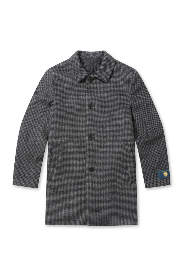 **울/캐시미어 블렌디드 하프 코트**는 겨울철 따뜻함과 스타일을 동시에 잡을 수 있는 남성용 아우터입니다. 부드러운 울과 캐시미어 혼방 소재로 제작되어 뛰어난 촉감과 보온성을 제공하며, 퀼팅 안감으로 한층 더 따뜻하게 착용할 수 있습니다. 베이지, 블랙, 그레이 세 가지 색상으로 출시되어 다양한 겨울 데일리룩, 출근룩, 비즈니스 캐주얼 스타일에 매치하기 좋습니다. 클래식, 캐주얼, 미니멀 스타일을 아우르는 디자인으로, 하운드투스, 솔리드, 마이크로 패턴 등 다채로운 무늬를 선택할 수 있습니다. 레귤러핏의 하프 기장 코트로, 사선 포켓 디자인이 돋보입니다.
