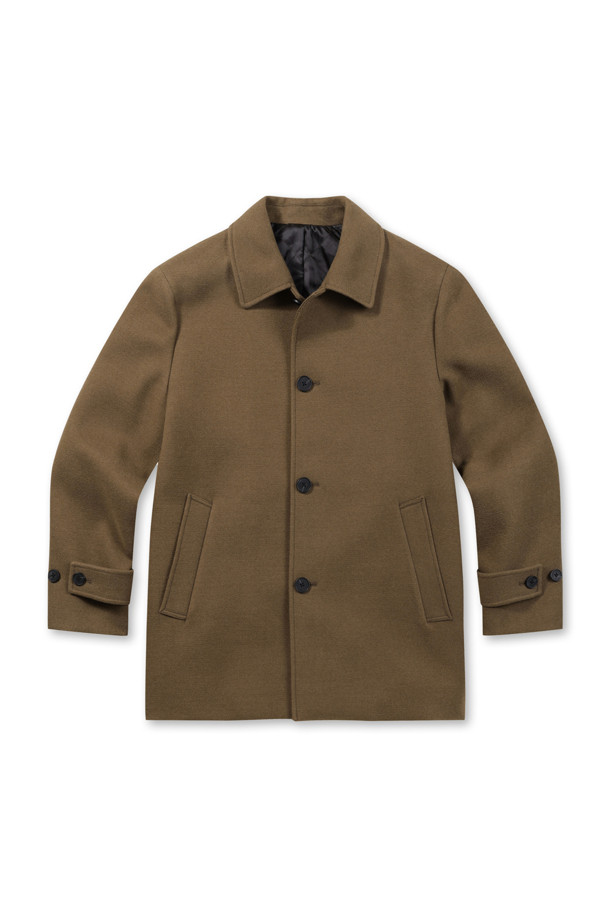 세련된 트윌 조직 하프 코트입니다. 남성용으로, 베이지와 브라운 두 가지 컬러로 만나보실 수 있습니다. 겨울철 보온성을 책임지는 두꺼운 울 소재에 퀼팅 안감으로 마감하여 따뜻함을 더했습니다. 세미 오버 핏으로 제작되어 편안하면서도 모던한 스타일을 연출하며, 코듀로이 배색, 지그재그 장식 스티치, 사선 포켓 등 섬세한 디테일이 돋보입니다. 겨울 데일리룩, 데이트룩, 모임룩 등 다양한 TPO에 활용하기 좋으며, 캐주얼, 클래식, 미니멀 스타일을 즐겨 입는 분들께 추천합니다.
