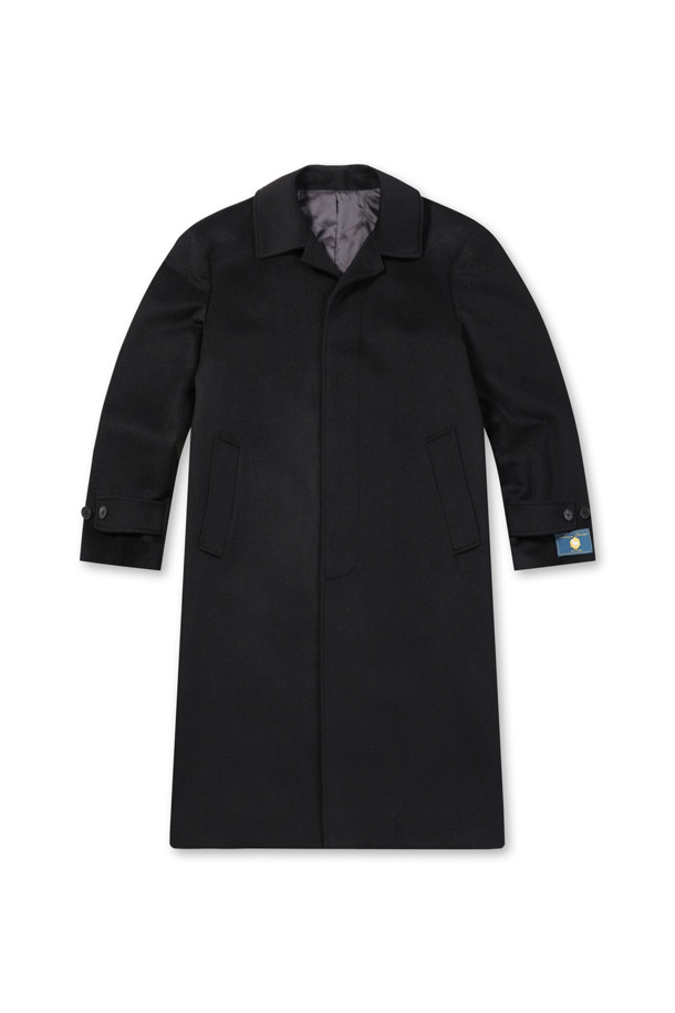 남성용 울/캐시미어 블렌디드 롱 싱글 코트입니다. 미니멀하고 클래식한 무드를 연출하며, 겨울철 일상, 오피스룩, 비즈니스 캐주얼에 적합합니다. 부드러운 촉감의 두꺼운 울과 캐시미어 혼방 소재로 제작되었으며, 히든 버튼 여밈 방식과 레귤러핏 또는 세미오버핏으로 편안한 착용감을 제공합니다. 롱 기장의 블랙 컬러 무지 코트로, 퀼팅 안감, 사선 포켓, 칼라 뒷면 코듀로이 배색, 지그재그 장식 스티치, 안주머니, 등판 테이프 장식 등 디테일이 돋보입니다. 긴 소매 기장으로 보온성을 높였습니다.
