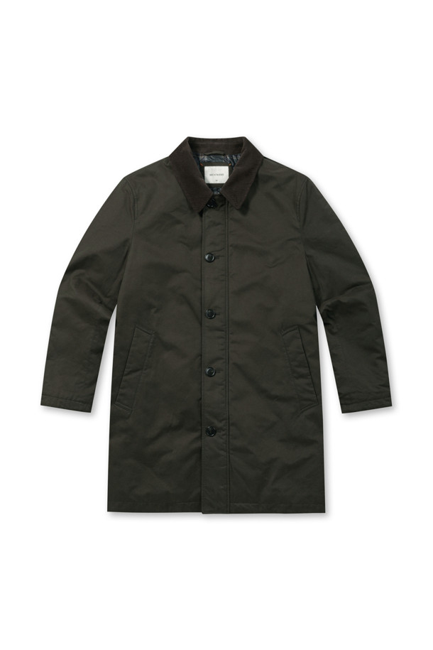 세련된 스타일을 연출하는 남성용 코듀로이 배색 워싱 코트입니다. 차콜 그레이 컬러의 무지 디자인으로 캐주얼과 클래식, 미니멀한 스타일을 모두 소화할 수 있습니다. 가을과 초겨울에 적합하며, 허벅지 기장의 레귤러핏으로 편안한 착용감을 제공합니다. 코듀로이 배색 칼라와 체크 패턴 안감, 바이린 SV 충전재, 바이오워싱, 왁스 코팅 마감으로 고급스러운 디테일을 더했습니다. 지퍼와 버튼으로 여밀 수 있으며, 부드러운 촉감의 코튼 혼방 소재로 제작되어 겨울 데일리룩, 출근룩, 모임룩에 활용하기 좋습니다.
