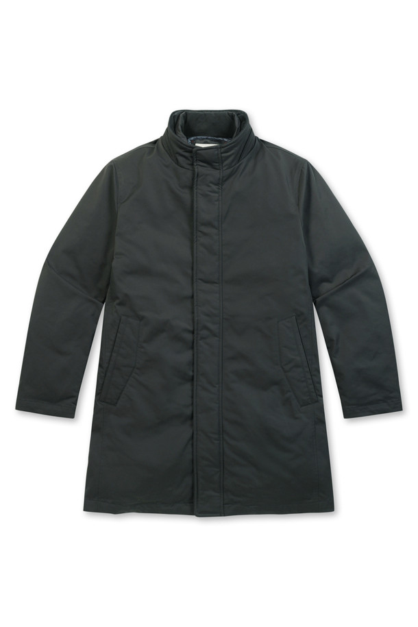 [이노버] 베이직 3-way 다운 코트는 남성 고객을 위한 겨울철 필수 아이템입니다. 비즈니스 캐주얼 및 출근룩에 적합하며, 베이직하고 캐주얼한 스타일을 연출합니다. 허벅지 기장의 레귤러핏 블랙 컬러 다운 코트로, 부드러운 촉감의 폴리에스터 및 나일론 혼방 소재로 제작되었습니다. 보온성을 위한 두꺼운 두께감과 긴 소매, 지퍼 여밈 방식이 특징이며, 3-way 타입으로 내피 분리가 가능합니다. 머스코비덕 다운 충전재(솜털:깃털=80:20)와 코듀로이 배색, 내피 안감 뉴욕 지도 프린팅으로 디자인의 완성도를 높였습니다.
