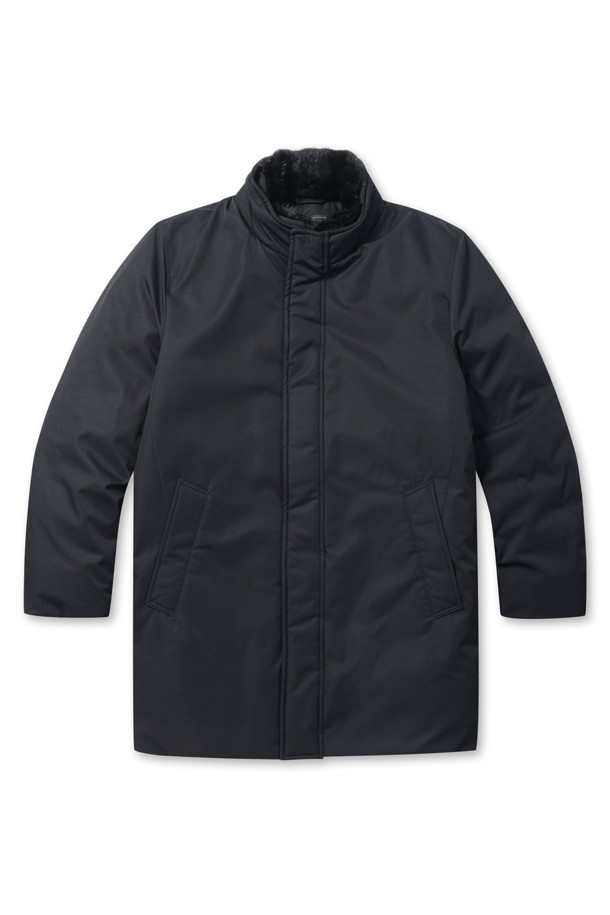 [셀렉션] 칼라 FUR (퍼) 비즈 다운 코트는 겨울철 비즈니스룩을 위한 고급스러운 다운 코트입니다. 머스크랫 퍼 칼라가 탈부착 가능하여 다양한 스타일 연출이 용이하며, 머스코비덕 다운 충전재(솜털:깃털=80:20)로 뛰어난 보온성을 제공합니다. 허벅지 기장의 레귤러핏으로 클래식하고 미니멀한 스타일을 완성하며, 지퍼와 히든스냅 여밈 방식으로 깔끔함을 더했습니다. 무지 디자인에 컬러 파이핑 디테일, 속주머니 지퍼로 실용성을 높여 출근룩과 비즈니스 캐주얼에 적합합니다.
