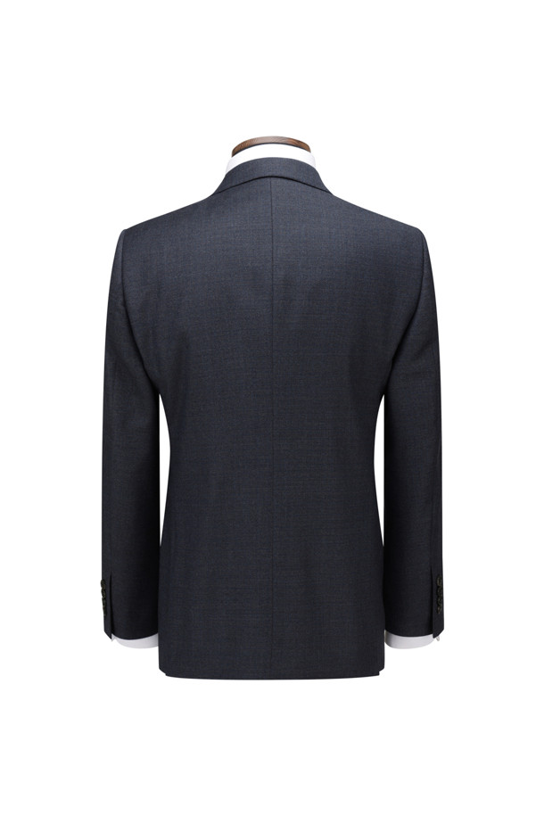 [셀렉션] 울/실크 마이크로 클래식 슈트 재킷은 남성 고객을 위한 정장 및 예복으로, 가을에 어울리는 얇은 두께감의 싱글버튼 슈트 재킷입니다. 고급스러운 그레이쉬 블루 컬러의 무지 디자인에 울과 실크 혼방 소재로 제작되어 부드러운 촉감을 선사하며, 레귤러핏으로 클래식한 스타일을 연출합니다. AMF 스티치 디테일, 골드 깃털 부토니에 라펠 장식, 등판 밑단 양사이드 벤트 등의 섬세한 디테일이 돋보이며, PB 안감과 땀받이 디테일까지 더해져 편안한 착용감을 제공합니다. 오피스룩, 면접룩, 상견례룩 등 TPO에 적합하며, 미니멀하면서도 클래식한 분위기를 연출하기 좋습니다.
