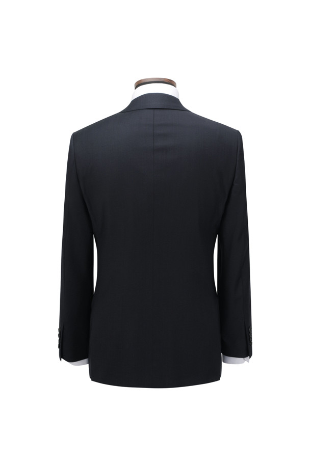 [셀렉션] 170수 울 100 클래식 슈트 재킷은 남성을 위한 포멀 및 예복 스타일의 슈트 재킷입니다. 가을에 적합하며, 마이크로 패턴의 네이비와 블루 컬러로 클래식하고 미니멀한 스타일을 연출합니다. 170수 울 100% 원단으로 제작되어 얇고 부드러운 착용감을 선사하며, AMF 스티치 디테일과 골드 깃털 부토니에 라펠 장식으로 고급스러움을 더했습니다. 싱글 버튼 여밈 방식의 레귤러핏 디자인에 양 사이드 벤트, PB 안감, 땀받이 디테일, 전체 안감 처리로 편안함과 활동성을 높였습니다. 오피스룩, 면접룩, 상견례룩 등 격식 있는 자리에 적합하며, 당신의 품격을 높여줄 아이템입니다.
