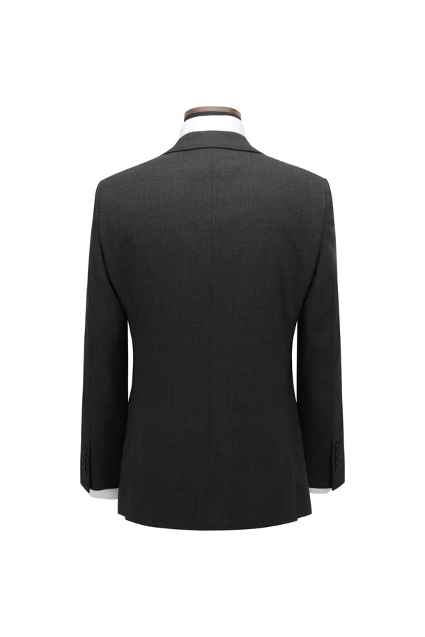 세련된 남성분들을 위한 울블렌디드 클래식 슈트 재킷입니다. 차분하고 고급스러운 그레이 컬러에 레귤러 핏으로 제작되어 편안하면서도 세련된 실루엣을 연출합니다. 울 소재 특유의 부드러운 촉감과 보통 두께감으로 초겨울까지 착용하기 좋으며, 싱글 버튼 여밈 방식으로 깔끔한 디자인을 더했습니다. 양 사이드 벤트 및 전체 안감 처리가 되어 있어 활동성을 높였으며, 오피스룩, 비즈니스 캐주얼, 모임룩 등 다양한 TPO에 활용 가능합니다. 클래식하고 미니멀한 스타일을 선호하는 남성분들께 추천합니다.
