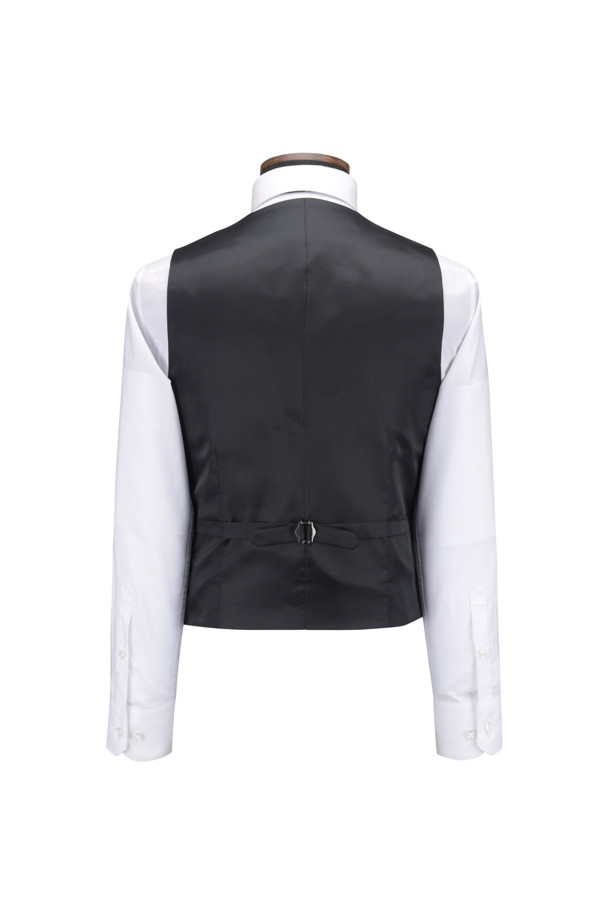 울과 캐시미어 블렌디드 소재의 네이비 슈트 베스트입니다. 남성용이며, 모던하고 클래식한 스타일을 연출합니다. 겨울철 포멀 및 비즈니스룩에 적합하며, 오피스룩, 비즈니스 캐주얼, 회의룩에 활용하기 좋습니다. 슬림핏의 브이넥 디자인으로, 5버튼, 가슴 장식 포켓, 사이드 포켓, 비조 디테일이 특징입니다.  전체 안감 처리되어 있으며, 신축성은 없고 비침은 없습니다.
