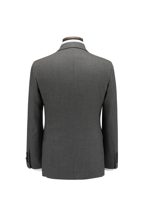 [액션슈트] 울블렌디드 멜란지 베이지 슬림 슈트 자켓은 남성 고객을 위한 아우터입니다. 멜란지 베이지 및 그레이 컬러로 출시되었으며, 클래식하고 모던한 스타일을 연출합니다. 가을 시즌에 적합하며, 일상 및 비즈니스 착용에 적합합니다. 슬림핏 디자인과 싱글 버튼 여밈으로 세련된 실루엣을 선사하며, 울 소재 특유의 부드러운 촉감을 느낄 수 있습니다. 액션밴드, 스트레치 안감, 이너포켓, B로고 레드 실링 인장 라펠, 등판 양사이드 벤트 등의 디테일로 활동성과 디자인을 모두 잡았습니다.
