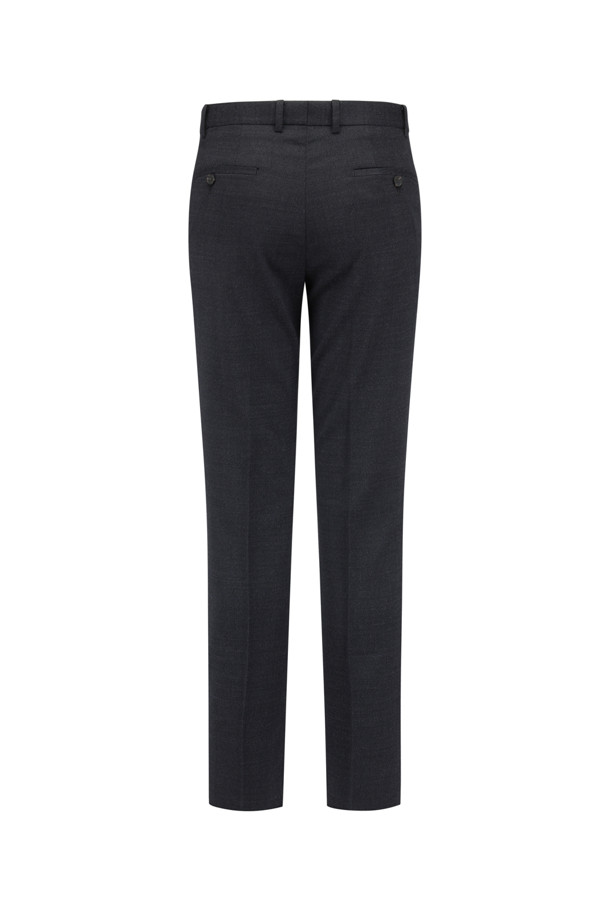 액션슈트 울블렌디드 스트라이프 슬림 슈트 팬츠는 남성용 정장 바지입니다. 네이비 컬러의 울 소재로 제작되어 가을, 겨울철에 착용하기 좋으며, 모던하면서도 클래식한 스타일을 연출합니다. 슬림핏 디자인에 긴 기장으로 제작되었으며, 히든 밴딩으로 편안한 착용감을 제공합니다. 액션밴드 사양, 스트레치 안감, 이너포켓, B로고 레드 실링 인장 라펠 장식, 양사이드 벤트 등의 디테일이 돋보입니다. 오피스룩, 비즈니스 캐주얼, 회의룩 등 다양한 TPO에 활용할 수 있습니다.
