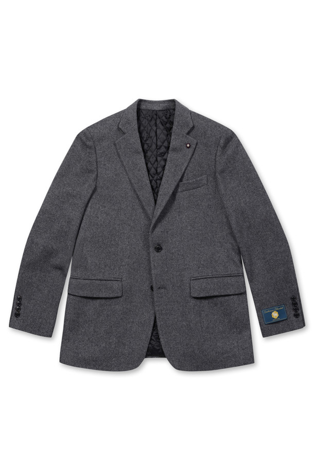 **울캐시미어 브러쉬드 퀼팅 재킷**

부드러운 울과 캐시미어 혼방 소재로 제작되어 고급스러운 착용감을 선사하는 겨울용 테일러드 재킷입니다. 마이크로 패턴의 섬세함이 돋보이며, 포멀한 스타일을 연출하기에 좋습니다. 플랩 포켓, 사이드벤트, 부토니에 장식, 속주머니, 전체 퀼팅 안감, 바이린 HAS 충전재 등 디테일한 요소들이 퀄리티를 높입니다. 겨울철 오피스룩, 데일리룩, 모임룩 등 다양한 TPO에 활용 가능하며, 클래식하고 미니멀한 스타일을 선호하는 분들께 추천합니다.
