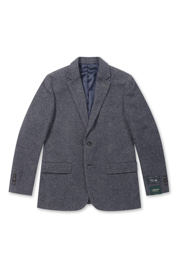 [셀렉션] 울 블렌디드 투톤 조직 재킷은 초겨울, 오피스룩, 비즈니스 캐주얼, 연말 모임룩에 적합한 고급스러운 스타일의 테일러드 자켓입니다. 울 소재와 보통 두께감으로 제작되어 따뜻하고 편안한 착용감을 선사하며, 레귤러 핏으로 안정적인 실루엣을 연출합니다. 투톤 컬러와 클래식한 디자인이 돋보이며, 긴 소매와 투버튼 여밈 방식으로 세련된 분위기를 더합니다. 양쪽 속주머니, 플랩 포켓, 사이드벤트, 깃털 형태 부토니에 장식, 소뿔 단추, 골드 장식 스티치, 전체 안감 디테일로 완성도를 높였습니다.
