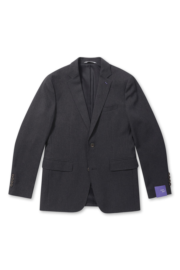 [이지슈트] 마이크로 패턴 재킷 (SET-UP)은 미니멀하고 캐주얼한 스타일을 추구하는 남성분들을 위한 테일러드 자켓입니다. 블랙 색상에 마이크로 패턴으로 은은한 포인트를 주어 데일리룩과 비즈니스 캐주얼, 모임룩 등 다양한 TPO에 활용하기 좋습니다. 슬림핏 디자인에 투버튼 여밈으로 깔끔함을 더했으며, 가을 계절에 적합한 두께감으로 제작되었습니다. 사이드벤트, 부토니에 장식, 전체 안감, 신축성 있는 소재를 사용하여 활동성과 편안함까지 고려했습니다. 긴 소매 기장의 레귤러 기장 자켓으로, 미니멀, 클래식, 캐주얼한 스타일을 연출할 수 있습니다.
