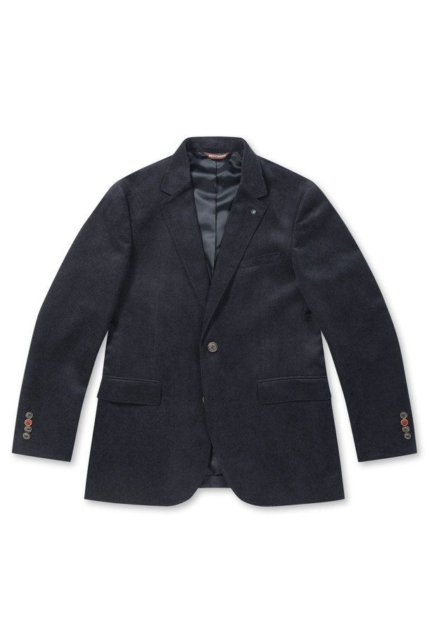 미니멀 조직 솔리드 자켓은 가을 시즌에 어울리는 남성용 자켓입니다. 그레이와 네이비 두 가지 색상으로 출시되었으며, 부드러운 코듀로이 소재로 제작되어 편안한 착용감을 선사합니다. 테일러드 코트 타입에 레귤러 핏으로 제작되었으며, 투 버튼 여밈 방식과 사이드벤트, 부토니에 장식, 소매 컬러 단추 배색 디테일이 돋보입니다. 전체 안감 처리가 되어 있어 고급스러운 마감과 내구성을 갖추었으며, 출근룩, 비즈니스 캐주얼, 모임룩 등 다양한 TPO에 활용하기 좋습니다.
