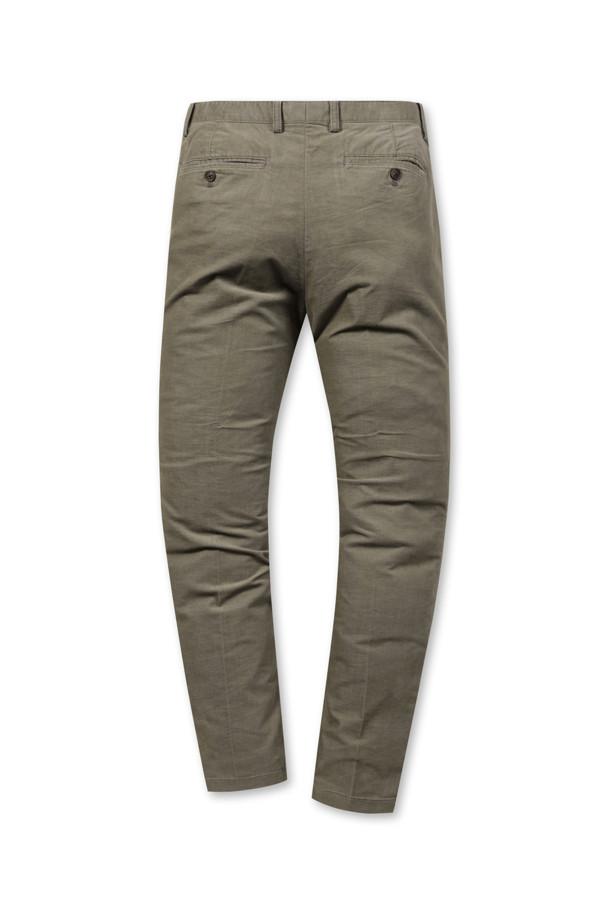 [코지] 솔리드 코튼 워싱 팬츠 (SET-UP)는 가을 시즌, 캐주얼, 클래식, 미니멀 스타일을 즐기는 분들을 위한 스탠다드핏 코튼 팬츠입니다. 카키, 베이지 두 가지 색상으로 출시되었으며, 일상과 가을 나들이룩, 출근룩 등 다양한 TPO에 활용 가능합니다. 부드러운 촉감의 면 소재에 몰스킨, 트윌 조직을 사용하여 고급스러운 착용감을 선사하며, 자켓과 셋업으로도 연출할 수 있습니다. 가먼트 워싱 공법으로 자연스러운 색감과 편안한 핏을 제공하며, 사이드 히든 밴딩 디테일로 편안함을 더했습니다.
