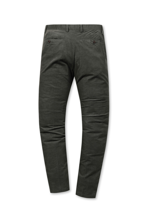 [코지] 솔리드 코튼 워싱 팬츠 (SET-UP)는 부드러운 촉감의 면 소재로 제작되어 편안한 착용감을 제공합니다. 캐주얼한 스타일을 연출하며, 가을 나들이룩이나 겨울 데일리룩에 적합합니다. 가먼트 워싱 공정을 거쳐 자연스러운 질감을 살렸으며, 트윌 조직으로 내구성을 높였습니다. 스탠다드핏의 긴 기장 바지로, 사이드 히든 밴딩 처리로 편안함을 더했습니다. 셋업으로도 활용 가능하여 다양한 스타일을 연출할 수 있는 남성용 캐주얼 팬츠입니다.
