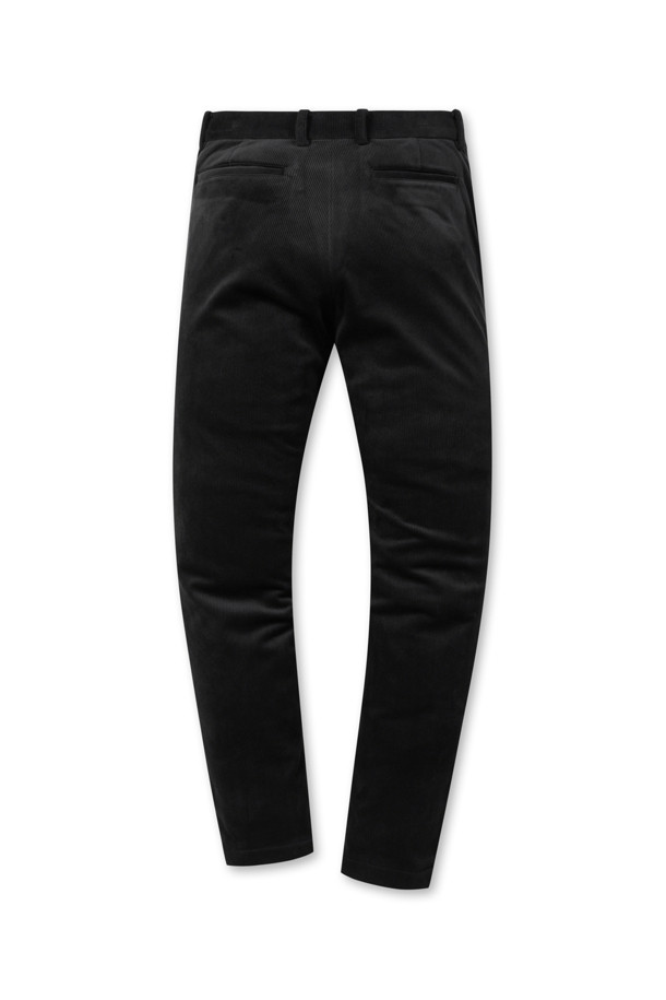 [라이프 퍼포먼스] 솔리드 코듀로이 본딩 팬츠는 겨울철 따뜻하고 편안한 데일리룩을 완성해 줄 바지입니다. 캐주얼, 미니멀, 스포티한 스타일을 모두 소화하며, 스탠다드핏으로 허벅지부터 밑단까지 자연스럽게 좁아지는 실루엣을 연출합니다. 부드러운 코듀로이 소재에 보온성을 높여주는 본딩 안감을 더해, 추운 날씨에도 따뜻하게 착용 가능합니다. 허리 전체 밴딩 처리로 활동성을 높였으며, 다양한 상의와 크로스 코디가 용이합니다. 동네 마실룩이나 산책룩에도 잘 어울리는 실용적인 아이템입니다.
