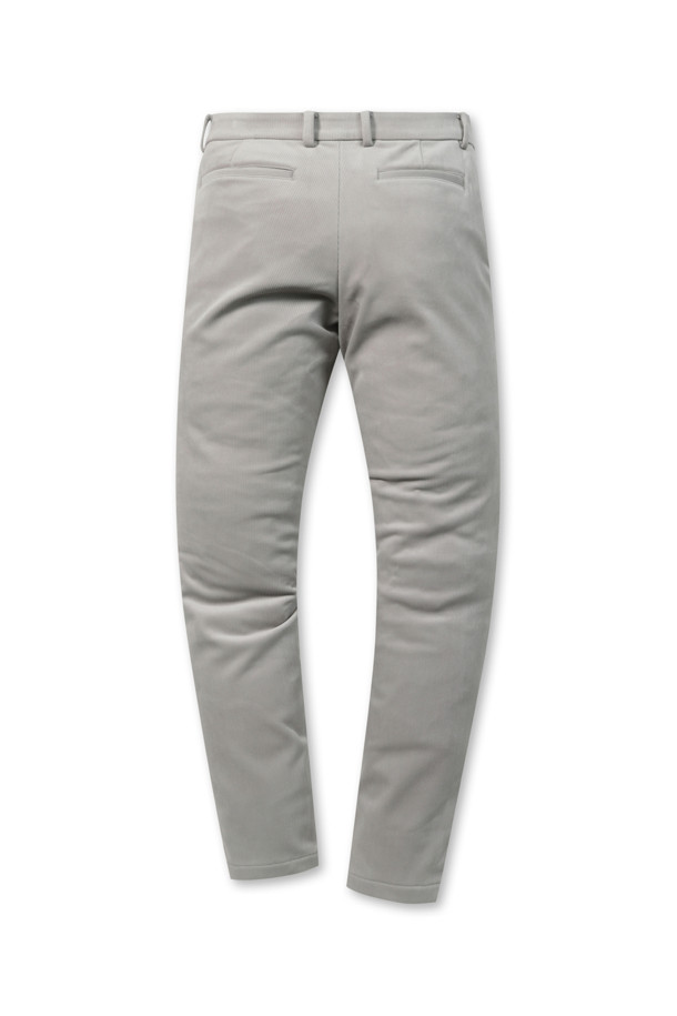 **[라이프 퍼포먼스] 솔리드 코듀로이 본딩 팬츠**는 겨울철 일상, 동네 마실, 산책 등 다양한 TPO에 활용하기 좋은 바지입니다. 부드러운 코듀로이 소재에 보온성을 높여주는 본딩 안감을 더해 포근한 착용감을 선사합니다. 스포티, 캐주얼, 미니멀 스타일을 모두 소화하며, 허벅지부터 밑단까지 자연스럽게 좁아지는 스탠다드핏으로 다리 라인을 더욱 돋보이게 합니다. 신축성 있는 풀 밴딩 허리, 두꺼운 두께감으로 편안함과 따뜻함까지 놓치지 않았습니다.
