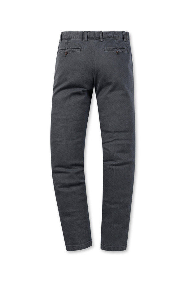 마이크로 프린트 기모 팬츠는 부드러운 촉감과 따뜻함을 선사하는 겨울용 치노 팬츠입니다. 일상과 출근룩, 모임룩 등 다양한 TPO에 활용 가능하며, 베이직, 캐주얼, 미니멀 스타일을 모두 소화합니다. 면과 스판덱스 혼방 소재로 제작되어 편안한 착용감을 제공하며, 신축성이 있어 활동성 또한 보장합니다. 스탠다드핏과 테이퍼드 핏으로 출시되어 체형에 맞는 핏을 선택할 수 있으며, 기모 안감으로 보온성을 높였습니다. 밴딩 처리로 편안함까지 더했습니다.
