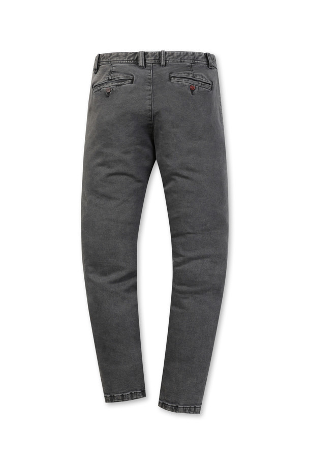 [셀렉션] 솔리드 피그먼트 워싱 팬츠는 남성 고객을 위한 클래식하고 캐주얼한 스타일의 슬림핏 긴바지입니다. 고급 수입 코튼 스판 소재를 사용하여 부드러운 촉감과 뛰어난 신축성을 제공하며, 피그먼트 워싱 기법으로 빈티지한 멋을 더했습니다. 겨울철 데일리룩, 출근룩, 모임룩 등 다양한 TPO에 활용하기 좋으며, 미니멀한 디자인으로 어떤 상의에도 잘 어울립니다. 사이드 히든밴딩 처리로 편안한 착용감을 선사합니다. 블랙 컬러의 무지 디자인으로 심플하면서도 세련된 스타일을 연출해보세요.
