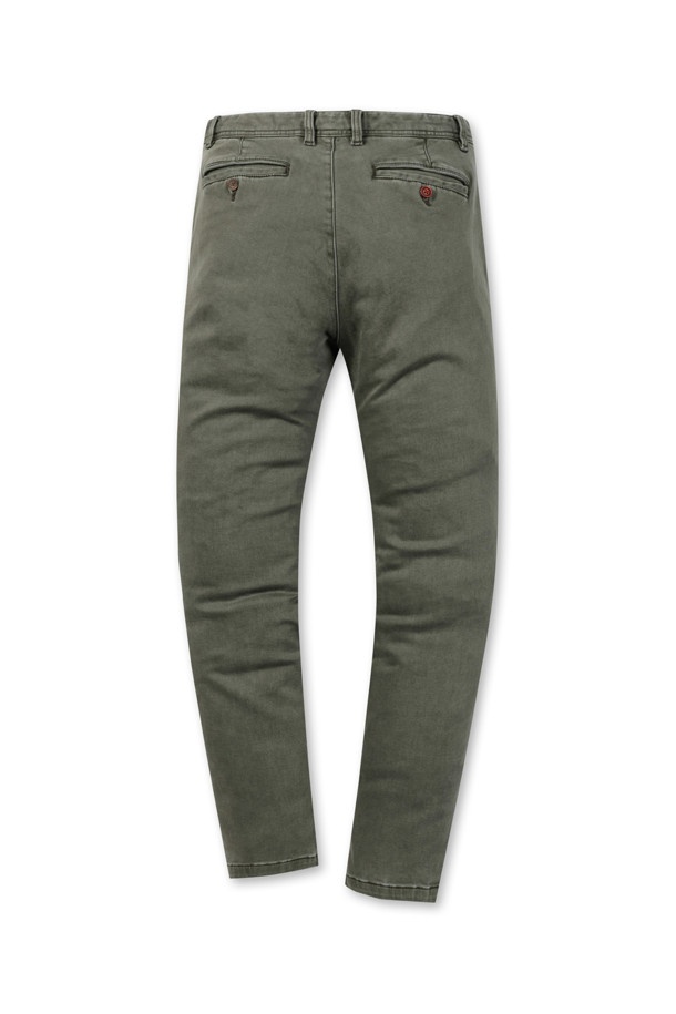 [셀렉션] 솔리드 피그먼트 워싱 팬츠는 고급 수입 코튼 스판 소재를 사용하여 부드러운 촉감과 뛰어난 신축성을 제공하는 슬림핏 캐주얼 팬츠입니다. 피그먼트 워싱 기법으로 자연스러운 색감과 빈티지한 무드를 연출하며, 데님 슬렌더 핏으로 세련된 실루엣을 강조합니다. 사이드 히든 밴딩으로 편안한 착용감을 선사하며, 겨울철 데일리룩, 오피스룩, 비즈니스 캐주얼 등 다양한 TPO에 활용하기 좋습니다. 클래식, 캐주얼, 미니멀 스타일을 즐겨 입는 고객에게 적합한 아이템입니다. 카키 컬러의 무지 디자인으로 어떤 상의와도 쉽게 매치할 수 있습니다.
