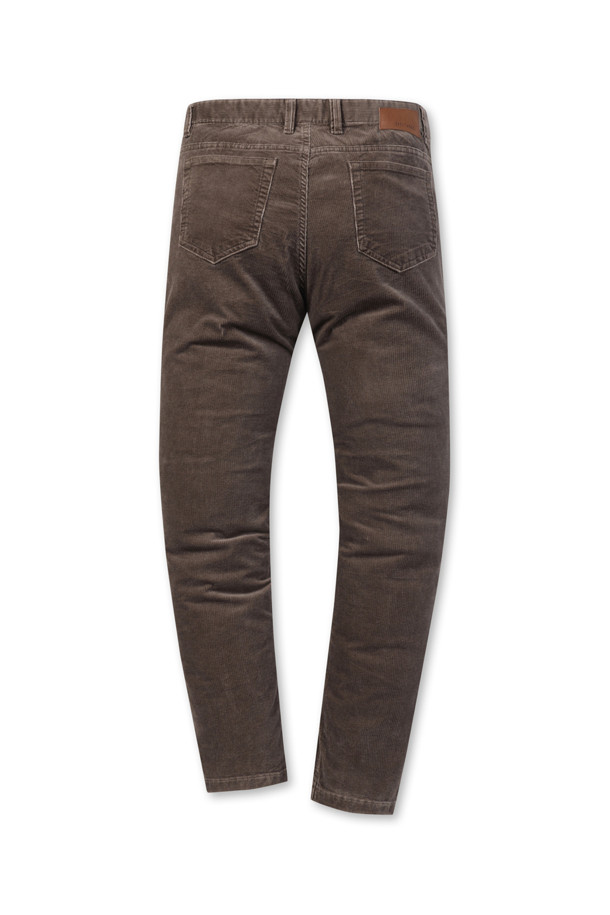 [셀렉션] 솔리드 코듀로이 피그먼트 워싱 팬츠는 부드러운 코듀로이 소재에 면, 스판덱스를 혼방하여 편안한 착용감을 선사합니다. 차분하고 따뜻한 브라운 컬러에 피그먼트 워싱 기법을 더해 자연스러운 빈티지 무드를 연출합니다. 슬림 핏과 긴 기장으로 다리가 길어 보이는 효과를 주며, 안감 기모 처리로 겨울철에도 따뜻하게 입을 수 있습니다. 사이드 히든 밴딩 디테일과 신축성 있는 소재로 활동성을 높였으며, 출근룩과 데이트룩 등 다양한 스타일에 활용하기 좋습니다. 클래식, 캐주얼, 미니멀 스타일을 즐겨 입는 분들께 추천합니다.
