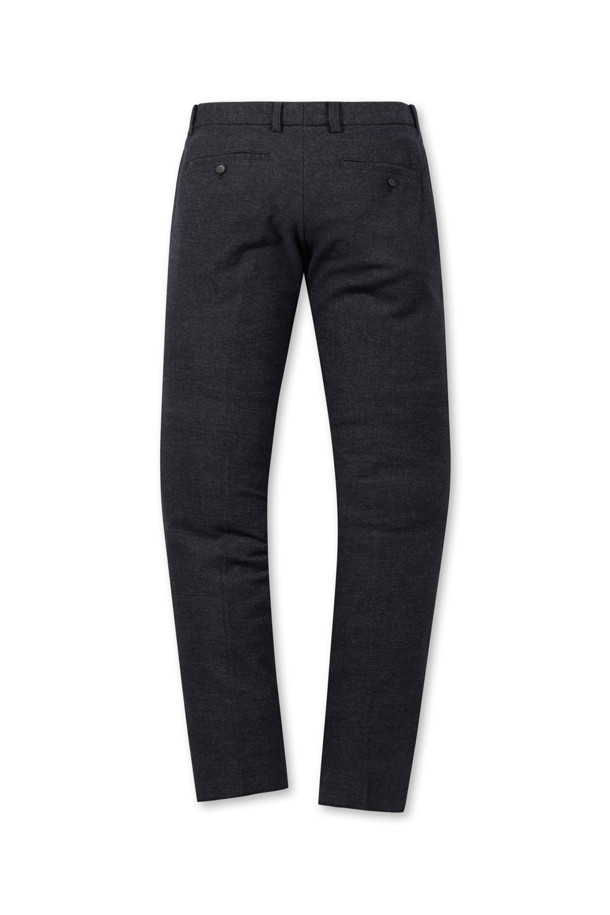 마이크로 기모 팬츠 (SET-UP)는 겨울철에 따뜻하고 스타일리시하게 연출할 수 있는 베이직 스타일의 바지입니다. 허벅지부터 밑단까지 자연스럽게 좁아지는 스탠다드핏으로, 편안한 착용감과 우수한 활동성을 제공합니다. 안감 없이도 두꺼운 두께감의 마이크로 기모 소재를 사용하여 보온성을 높였으며, 사이드 히든 밴딩 처리로 편안함을 더했습니다. 셋업으로 스타일링하여 겨울 데일리룩, 출근룩, 모임룩 등 다양한 TPO에 활용 가능하며, 클래식, 미니멀, 캐주얼 스타일을 모두 소화할 수 있습니다.

