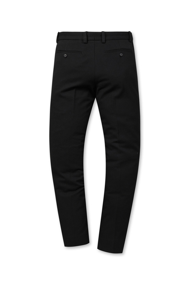 부드러운 촉감과 편안한 착용감을 선사하는 솔리드 기모 팬츠입니다. 겨울철 따뜻하게 입을 수 있도록 안감에 기모 처리가 되어 있으며, 활동성을 높이는 우수한 기능성을 갖췄습니다. 베이직한 스타일의 무지 디자인으로, 다양한 상의와 매치하기 용이하여 겨울 데일리룩, 출근룩, 모임룩 등 TPO에 구애받지 않고 폭넓게 활용할 수 있습니다. 드레이프성이 뛰어나 자연스러운 핏을 연출하며, 사이드 히든 밴딩으로 편안함을 더했습니다. 슬렌더핏으로 다리 라인을 슬림하게 잡아주며, 단뜨기 미싱 밑단 마감으로 깔끔함을 더했습니다.
