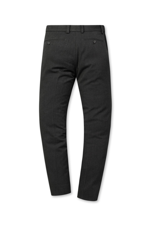 부드러운 촉감과 따뜻함을 선사하는 솔리드 기모 팬츠입니다. 겨울철 일상, 출근룩, 모임룩까지 폭넓게 활용 가능한 베이직 스타일의 남성 바지입니다. 폴리에스터와 레이온 혼방 소재로 제작되어 드레이프성이 뛰어나며, 슬렌더핏으로 세련된 핏을 연출합니다. 안감 기모 처리로 보온성을 높였으며, 사이드 히든밴딩으로 편안한 착용감을 제공합니다. 무지 디자인과 단뜨기 미싱 밑단 마감으로 미니멀, 클래식, 캐주얼 등 다양한 스타일에 매치하기 좋습니다.
