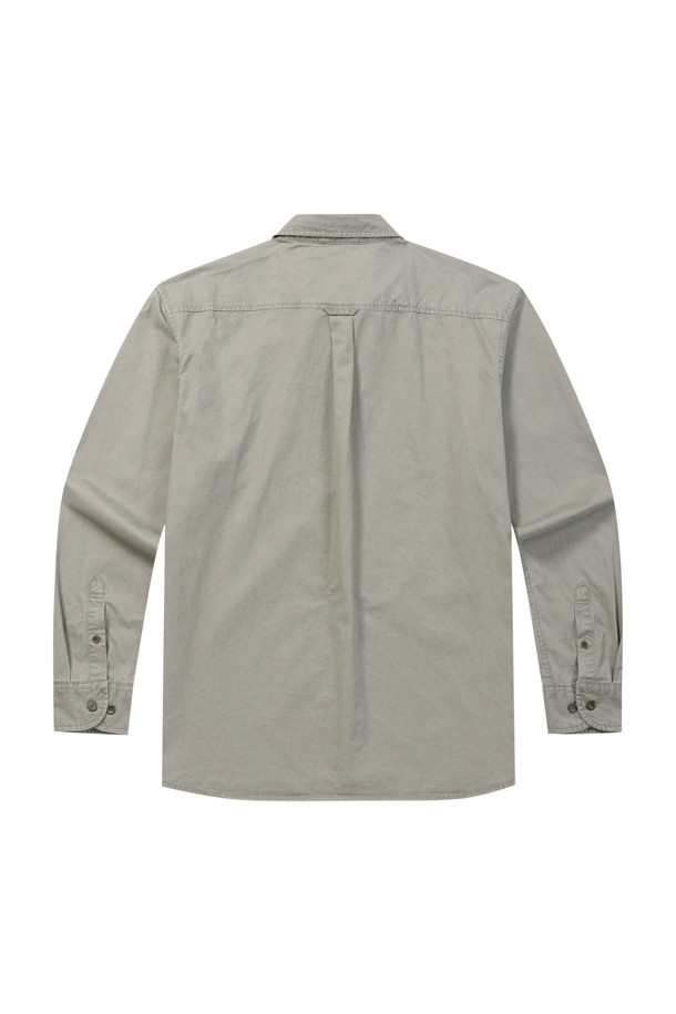 **솔리드 코튼 워싱 캐주얼 셔츠**는 부드러운 면 소재로 제작되어 편안한 착용감을 선사합니다. 가먼트 워싱 처리로 자연스러운 질감을 더했으며, 등판 등주름 디테일과 행거 루프 디테일로 포인트를 주었습니다. 옆구리 포인트 라벨과 레드 포인트 단추가 돋보이며, 톤 다운된 그레이 컬러로 어떤 스타일에도 쉽게 매치할 수 있습니다. 일상생활은 물론 가을 나들이룩으로 활용하기 좋은 캐주얼 셔츠입니다.
