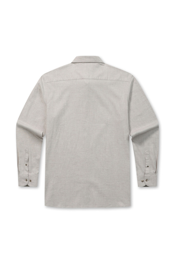 마이크로 코튼 캐주얼셔츠는 부드러운 촉감의 코튼 소재로 제작되어 편안한 착용감을 선사합니다. 베이직, 미니멀, 캐주얼 스타일을 아우르는 디자인으로, 겨울철 데일리룩에 활용하기 좋습니다. 버튼다운칼라와 긴 소매 기장, 레귤러 핏으로 깔끔한 실루엣을 연출하며, 넥고리 부분 배색 처리와 하단 시그니처 로고 장식, 앞중심 하단 및 소매 단추의 레드 포인트가 특징입니다. 마이크로 패턴이 은은하게 들어가 세련된 느낌을 더하며, 신축성은 없지만 비침 걱정 없이 착용할 수 있습니다.
