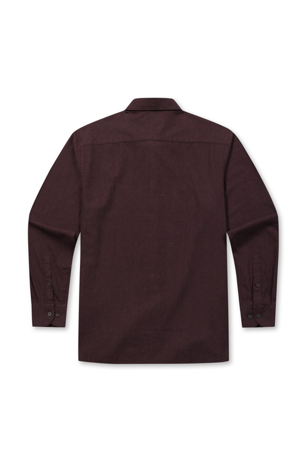 마이크로 코튼 캐주얼셔츠는 부드러운 촉감의 면 소재로 제작되어 겨울철 데일리웨어에 적합합니다. 베이직, 미니멀, 캐주얼 스타일을 모두 아우르는 디자인으로, 레귤러 핏과 엉덩이를 덮는 기장으로 편안한 착용감을 선사합니다. 브라운 컬러의 마이크로 패턴이 은은한 포인트를 주며, 넥고리 부분의 배색 디테일, 하단 시그니처 로고 장식으로 디자인의 완성도를 높였습니다. 버튼다운 네크라인과 긴 소매 디자인은 클래식한 분위기를 연출하며, 앞중심 하단 및 소매 단추의 레드 포인트가 돋보입니다. 신축성이 없고 비침이 없어 안정적인 착용이 가능합니다.
