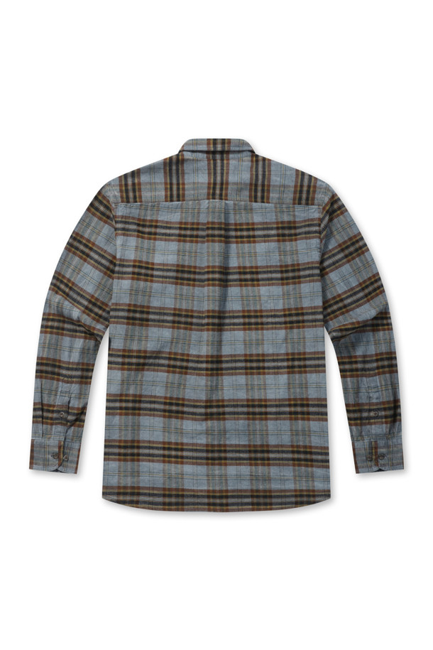 가먼트다잉 공법으로 빈티지한 매력을 더한 남성용 체크 캐주얼 셔츠입니다. 겨울철 데일리룩과 동네 마실룩에 활용하기 좋은 제품으로, 레귤러 핏과 긴 소매 기장으로 편안한 착용감을 제공합니다. 면 소재로 제작되어 부드러운 촉감을 자랑하며, 블루 컬러의 체크 패턴이 세련된 느낌을 줍니다. 칼라 안쪽 및 소매 안쪽 배색 디테일과 가슴 포켓이 디자인의 완성도를 높이며, 더블 스티치 마감으로 내구성을 강화했습니다. 신축성은 없으며 비침 걱정 없이 착용할 수 있습니다.
