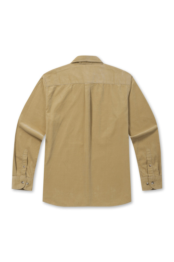 따뜻하고 부드러운 감촉의 솔리드 코듀로이 캐주얼셔츠입니다. 베이지 컬러의 무지 디자인으로 겨울철 데일리룩과 동네 마실룩에 활용하기 좋습니다. 레귤러핏으로 편안하게 착용 가능하며, 카라넥과 긴소매 기장으로 단정함을 더했습니다. 등판 등주름 디테일, 옆구리 포인트 라벨, 앞중심 하단 및 소매의 레드 포인트 단추가 돋보입니다. 캐주얼, 클래식, 미니멀 스타일을 즐겨 입는 남성분들께 추천합니다.
