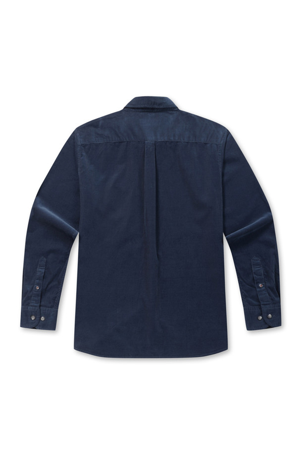 네이비 컬러의 솔리드 코듀로이 캐주얼셔츠입니다. 부드러운 촉감의 코듀로이 소재로 제작되어 겨울철 데일리룩에 따뜻함과 편안함을 더합니다. 레귤러 핏에 긴 소매 기장으로, 캐주얼, 클래식, 미니멀 스타일 모두 소화 가능합니다. 등판 등주름 디테일과 옆구리 포인트 라벨, 레드 포인트 단추가 디자인의 퀄리티를 높입니다. 비침 없이 핏을 잡아주는 레귤러핏 셔츠입니다.
