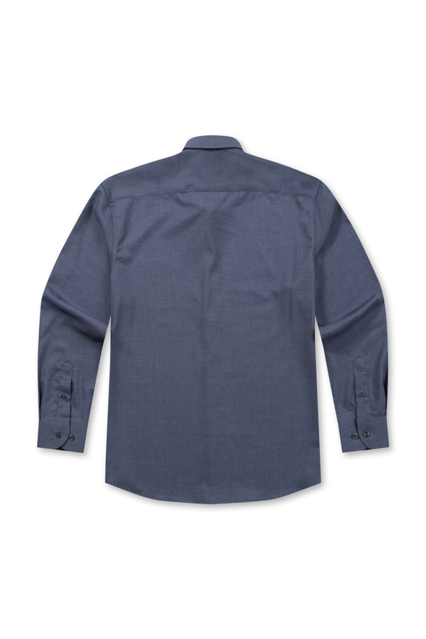 네이비 컬러의 레귤러핏 뱀부 블렌디드 드레스셔츠입니다. 뱀부 혼방 소재로 제작되어 부드러운 촉감을 선사하며, 가을 시즌에 적합합니다. 히든스냅 다운 칼라와 굴림 커프스단 2버튼 디자인으로 클래식한 무드를 연출합니다. 소취 기능의 데오도란트 테이프를 내장하여 쾌적하게 착용 가능하며, 왼쪽 가슴 주머니와 자수 포인트로 세련됨을 더했습니다. 오피스룩, 비즈니스 캐주얼, 출근룩 등 다양한 TPO에 활용하기 좋습니다.
