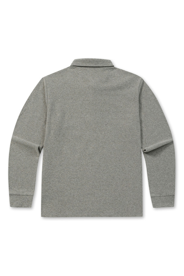 부드러운 촉감의 기모 소재로 제작되어 초겨울부터 겨울까지 따뜻하게 착용 가능한 폴로넥 티셔츠입니다. 베이직한 스타일의 그레이 컬러 무지 디자인으로, 일상, 산책, 집콕 등 다양한 TPO에 활용하기 좋습니다. 레귤러핏으로 편안한 착용감을 선사하며, 긴 소매 기장과 약간 두꺼운 두께로 보온성을 높였습니다. 3버튼 여밈과 소매단 더블 공정, 좌측 하단 로고 자수 디테일이 돋보이며, 신축성이 좋아 활동성이 뛰어납니다. 비침 걱정 없이 데일리룩을 완성해보세요.
