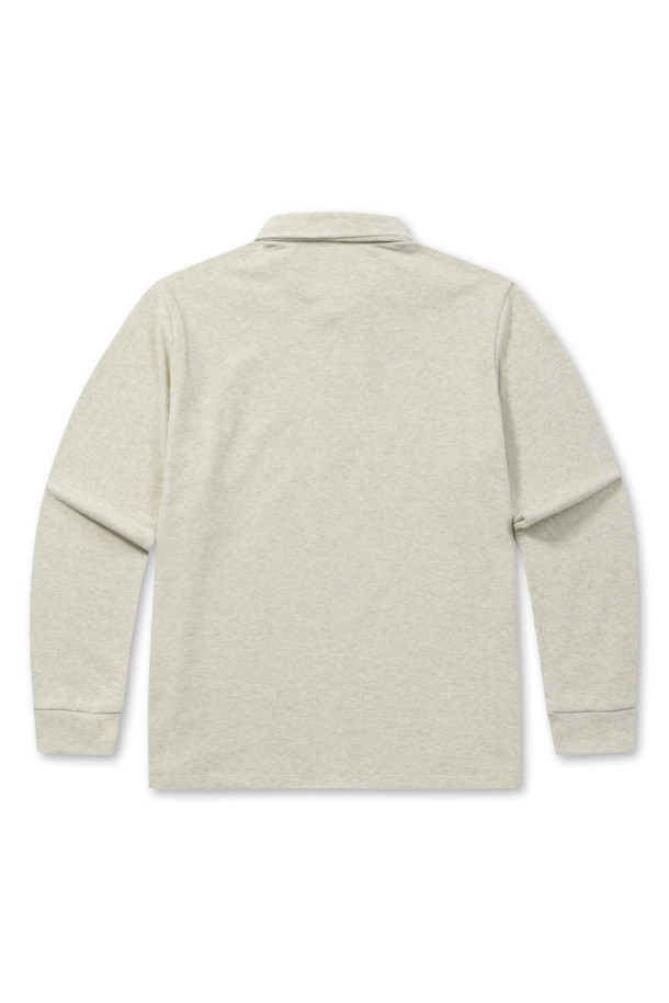 쌀쌀한 날씨에도 포근함을 놓치지 않는 기모 솔리드 폴로넥 티셔츠입니다. 부드러운 레이온 소재에 기모 안감을 더해 뛰어난 보온성을 제공하며, 따뜻하고 포근한 착용감을 선사합니다. 베이직한 디자인에 레귤러핏으로 제작되어 어떤 스타일에도 자연스럽게 어울립니다. 3버튼 여밈과 로고 자수 디테일이 은은한 포인트를 더하고, 소매단 더블 공정으로 마감을 높였습니다. 겨울 데일리룩, 카페룩 등 다양한 TPO에 활용하기 좋은 아이템으로, 클래식, 미니멀, 캐주얼 스타일을 즐겨 입는 분들께 추천합니다.
