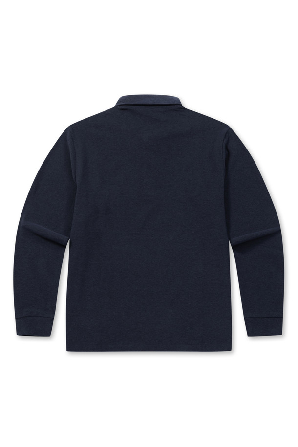 네이비 컬러의 기모 솔리드 폴로넥 티셔츠입니다. 초겨울, 겨울 시즌에 적합하며, 베이직한 스타일로 일상에서 편안하게 착용할 수 있습니다. 레귤러핏에 레귤러 기장으로 제작되었으며, 부드러운 촉감의 레이온 기모 소재를 사용하여 보온성을 높였습니다. 무지 디자인에 긴 소매, 폴로넥, 3버튼 여밈, 소매단 더블 공정, 로고 자수가 특징입니다. 클래식, 미니멀, 캐주얼 스타일의 겨울 데일리룩에 활용하기 좋습니다.
